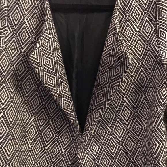 H&M Coat 🤍🖤🤍 - Picture 2 of 6